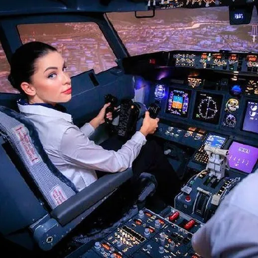 Пилот управляет самолетом в симуляторе в ночное время