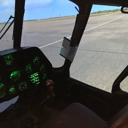 Вид из кабины вертолёта на летном поле в ясный день