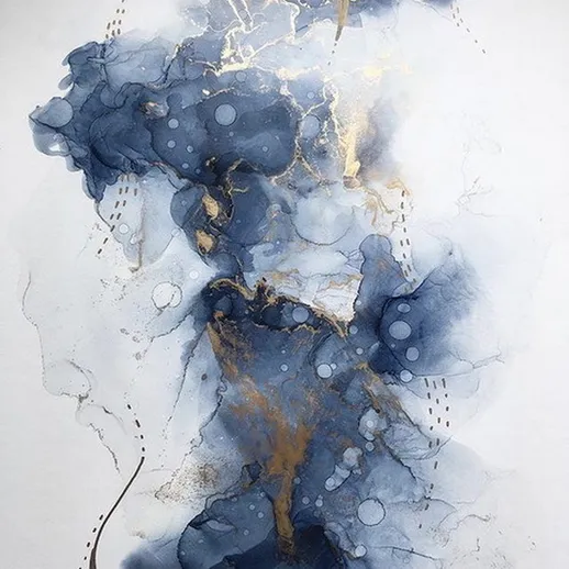 Искусство акварелью с золотыми акцентами, создающее элегантный абстрактный образ на белом фоне