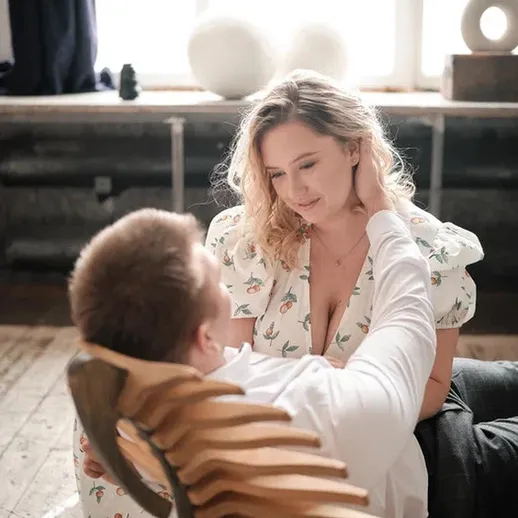 Романтический момент между парой в уютной комнате с деревянным полом и мягким светом