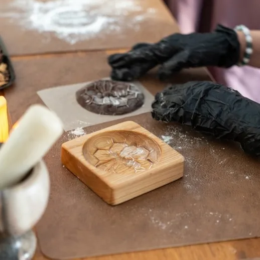 Изготовление резинок с помощью силиконовой формы в домашней мастерской в вечернее время