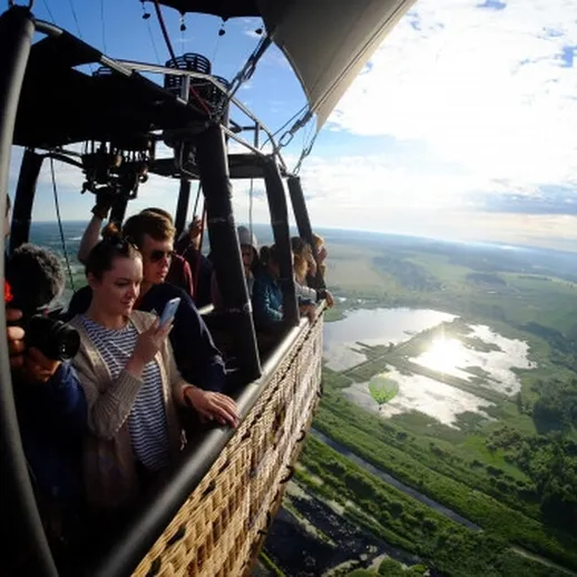 Полет на воздушном шаре над красивыми ландшафтами в ясный день