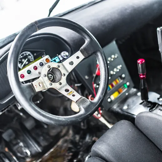 Внутренний обзор гоночного автомобиля в зимних условиях на трассе