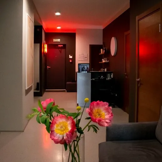 Красивый интерьер современного коридора с яркими цветами и уютной атмосферой в вечернее время