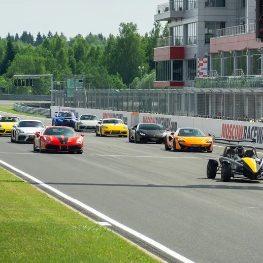 Гонка суперкаров на трассе в России в солнечный день