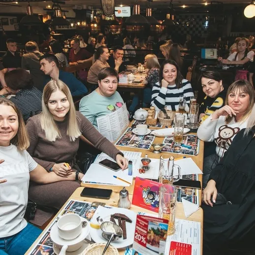 Увлекательная викторина в ресторане, живое общение и веселье среди друзей в центре города