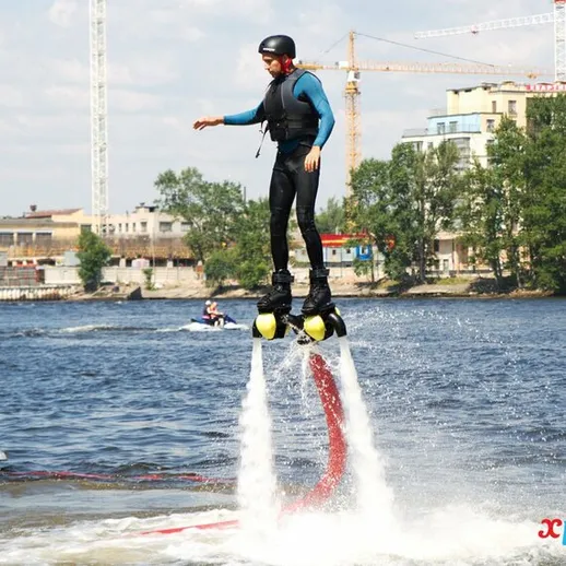 Летательный аппарат для водного спорта в жаркий день на реке с катающимся спортсменом