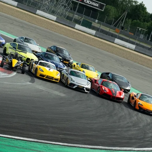 Машины на гоночной трассе, гонка на повороте, солнечное время суток, спортивные автомобили на соревновании