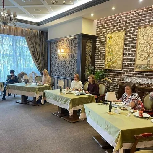 Женщины за столом в уютном ресторане во время завтрака в солнечное утро