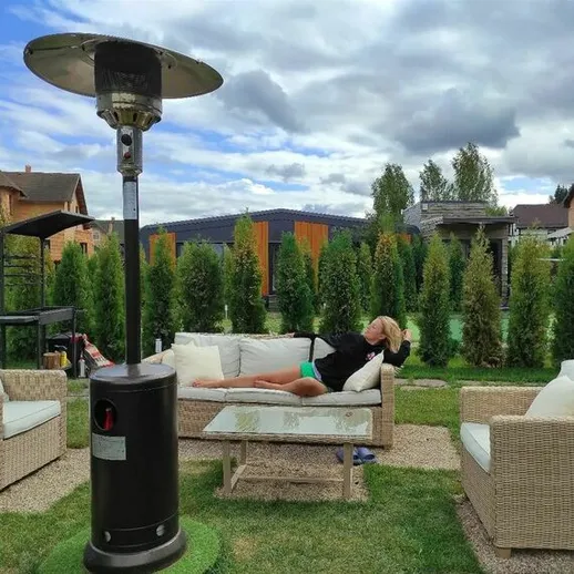 Уютный летний день на открытом воздухе с обогревателем и расслабляющей атмосферой в загородном доме