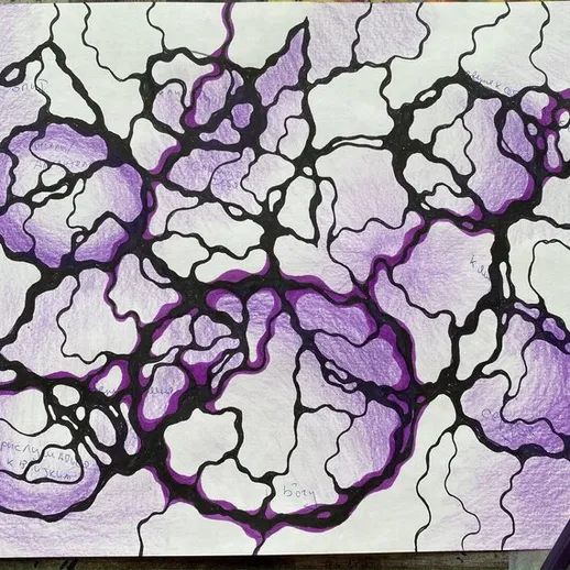 Рисунок абстрактной композиции с фиолетовыми и черными линиями на белом фоне