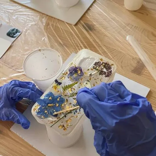 Создание эпоксидной смолы с цветами и блестками на мастер-классе в уютной студии