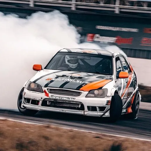 Дрифтовый автомобиль на трассе во время соревнований по автоспорту