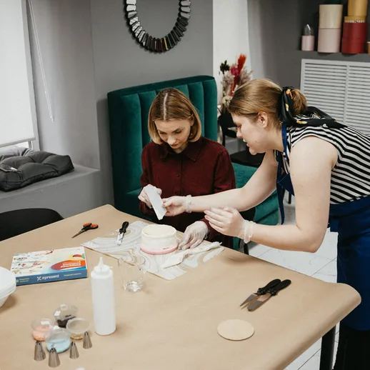 Урок по изготовлению керамики в студии с обучением в уютной обстановке