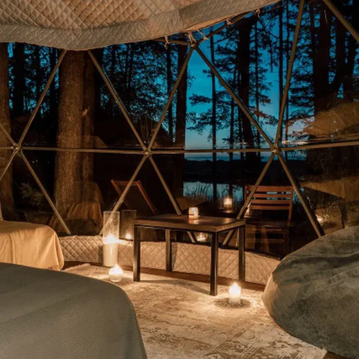 Уютный домик в лесу с панорамными окнами на закате у озера