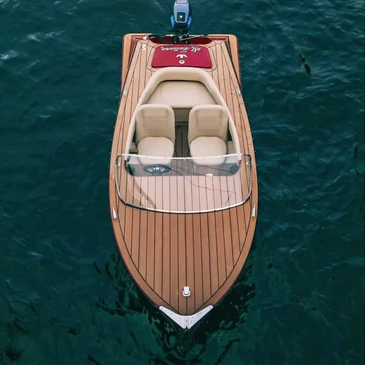 Удобная деревянная лодка находится на спокойной воде, готовая к прогулке в солнечный день