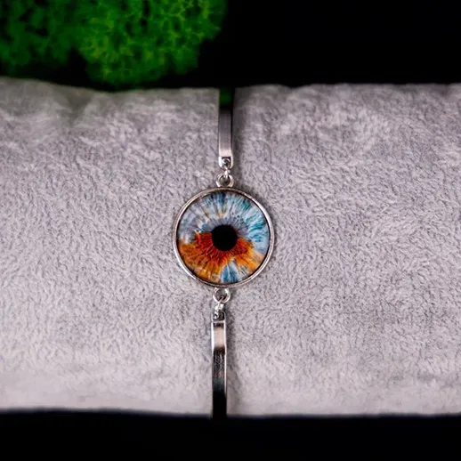 Браслет с изображением радужной оболочки глаза на фоне мягкой ткани