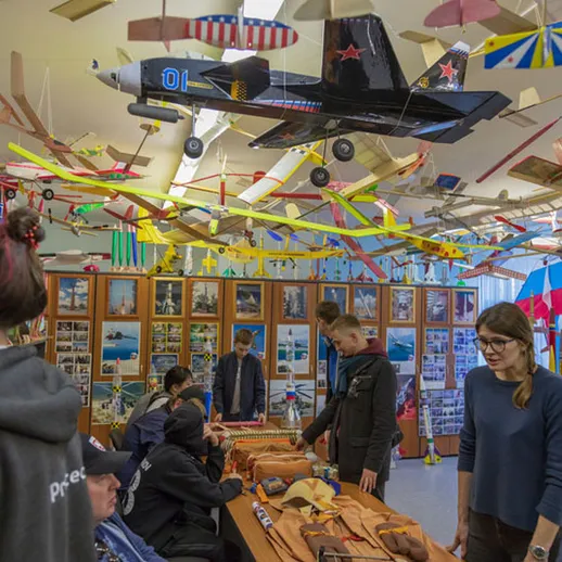 В мастерской по моделированию самолетов в России проходят занятия в группе, увлеченные моделями и конструированием