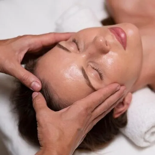 Массаж лица для расслабления и восстановления в спа-салоне в уютной обстановке