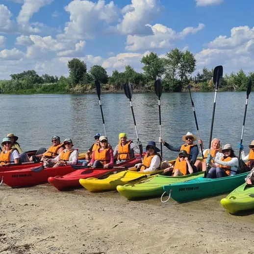Групповая встреча на каяках у реки в солнечный день