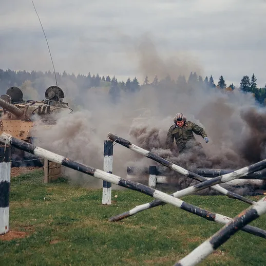 Учебные маневры танков и пехоты в лесистой местности на юге России осенью