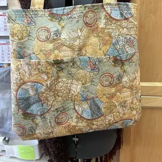 Сумка с картой на манекене в мастерской рукоделия
