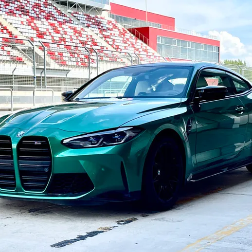 Спортивный автомобиль на гоночной трассе в солнечный день, готовящийся к заезду