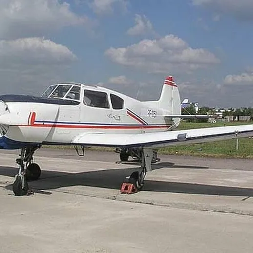 Легкий самолет на воздушной площадке в ясный день с облаками на горизонте