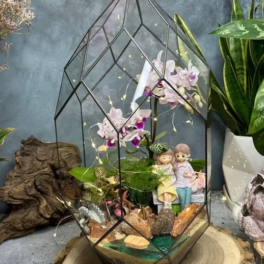 Мини-сад в стеклянном террариуме с фигурками, цветами и растениями на деревянной подставке