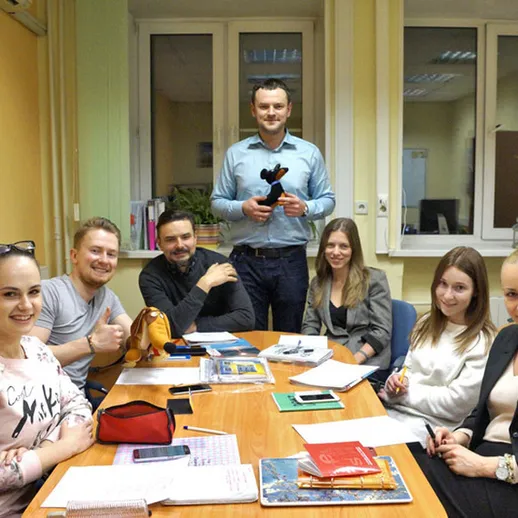 Группа студентов на занятии в учебной аудитории с преподавателем, вечернее время, обсуждение материалов курса