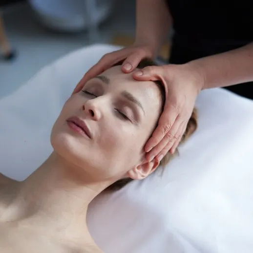 Массаж головы с расслабляющей атмосферой в спа-салоне на удивительном фоне