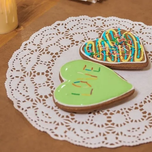 Праздничные пряники в виде сердечек на кружевной салфетке в уютной атмосфере