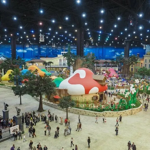 Развлекательный центр с волшебными грибами и яркими зданиями в большом крытом павильоне