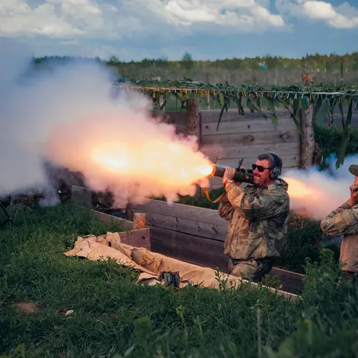 Военные маневры на открытом воздухе: стрельба из огнемета на соревнованиях в лесу