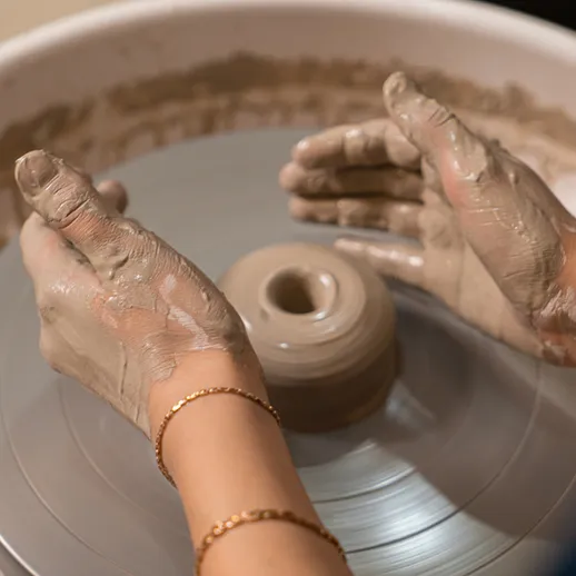 Работа с глиной на гончарном круге в студии, поздний вечер