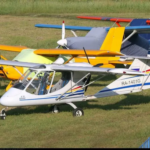 Легкие самолеты на аэродроме, готовые к полету в солнечную погоду