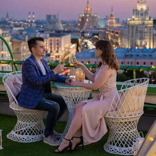 Романтический ужин на крыше Москвы с видом на вечерний город и акцентом на любовь и уют