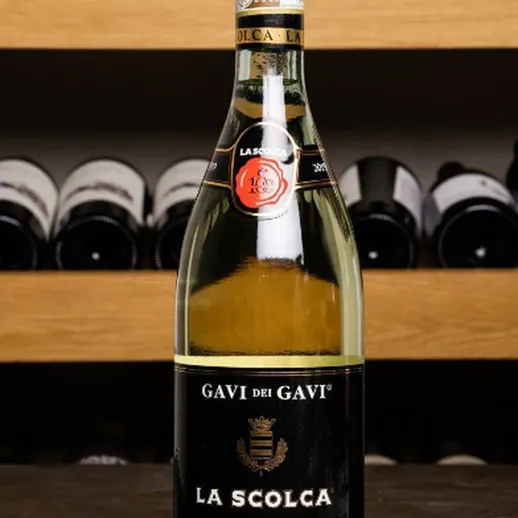 Вино Гави де Гави от Ла Сколка на полке в винном магазине