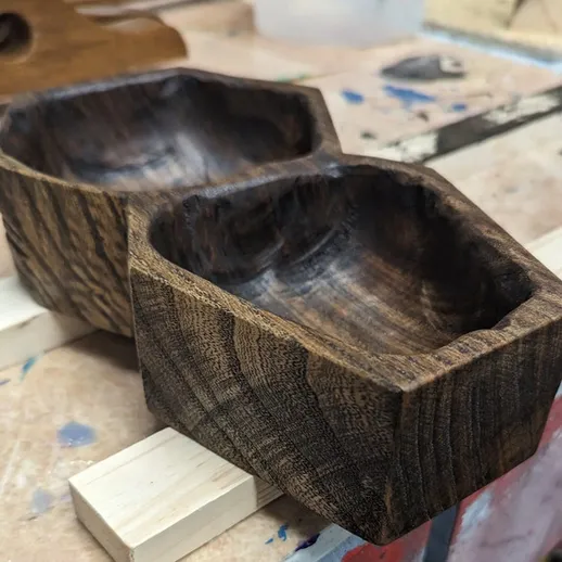 Ручная работа: деревянные чаши на столе мастера в мастерской в процессе создания