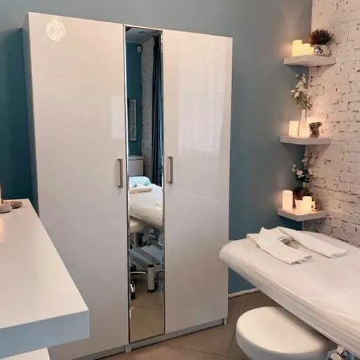 Уютный кабинет для массажа в спокойных тонах расположенный в современном медицинском центре