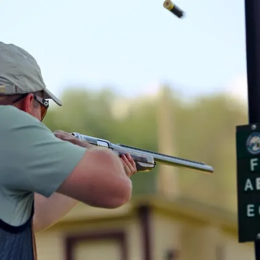 Стрельба в спортивном тире на открытом воздухе во время соревнований