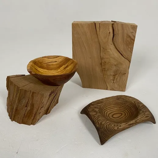 Натуральные деревянные детали для интерьера: резные предметы из дерева на белом фоне