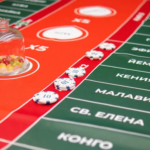 На игровой площадке проводятся азартные игры с фишками и жетонами в расслабленной обстановке вечера