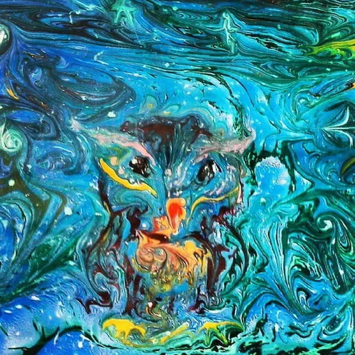 Запоминающийся художественный портрет совы в ярких голубых тонах на фоне абстрактного узора