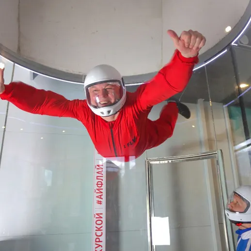 Опыт в небе: парашютист практикует свободное падение в аэродинамической трубе в зимнее время