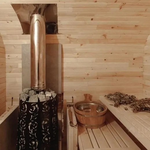 Внутренний интерьер русской бани с деревянными стенами и печью для горячего пара