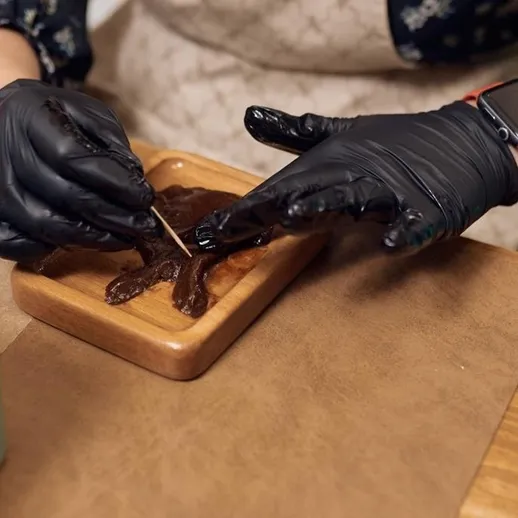 Работа с эпоксидной смолой: создание уникального изделия на деревянной основе в мастерской