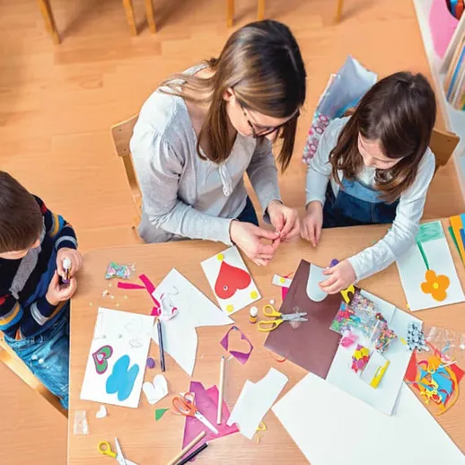 Дети и взрослые занимаются творчеством, создавая поделки из бумаги в уютной комнате в дневное время