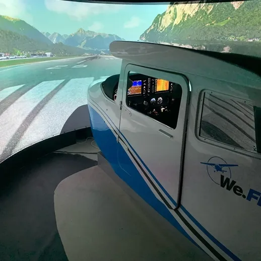 Симулятор полета на летном тренажере с видом на живописную природу и аэропорт в горах