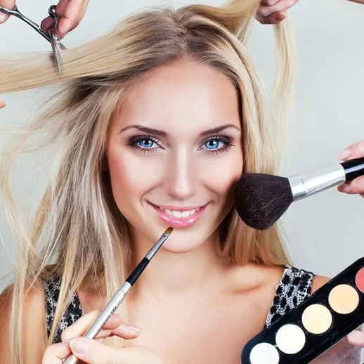 Стимулирующий процесс подготовки к фотосессии: преображение модели с макияжем и прической